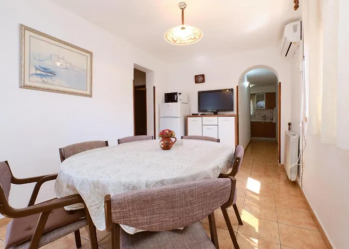 Apartment 3 Bedroom Pet Friendly In Artatore *
