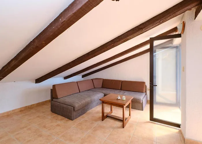 Apartment 3 Bedroom Pet Friendly In Artatore Cunski