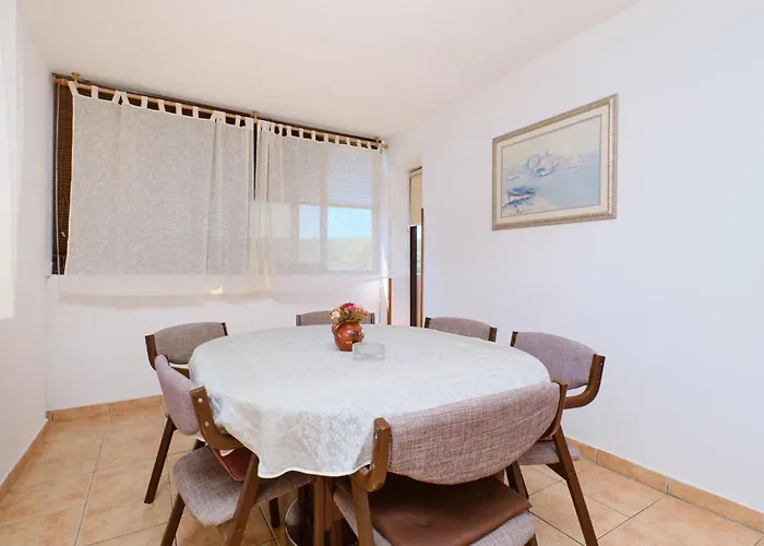 3 Bedroom Pet Friendly In Artatore Apartment Cunski