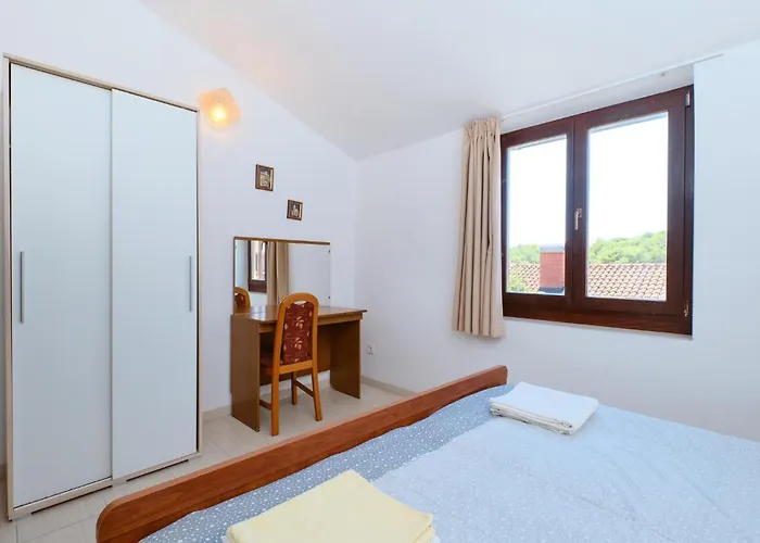 3 Bedroom Pet Friendly In Artatore Apartment Cunski