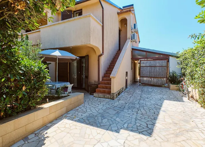 Apartment 3 Bedroom Pet Friendly In Artatore