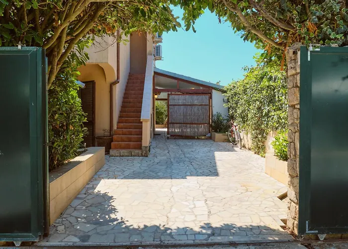 Apartment 3 Bedroom Pet Friendly In Artatore Cunski